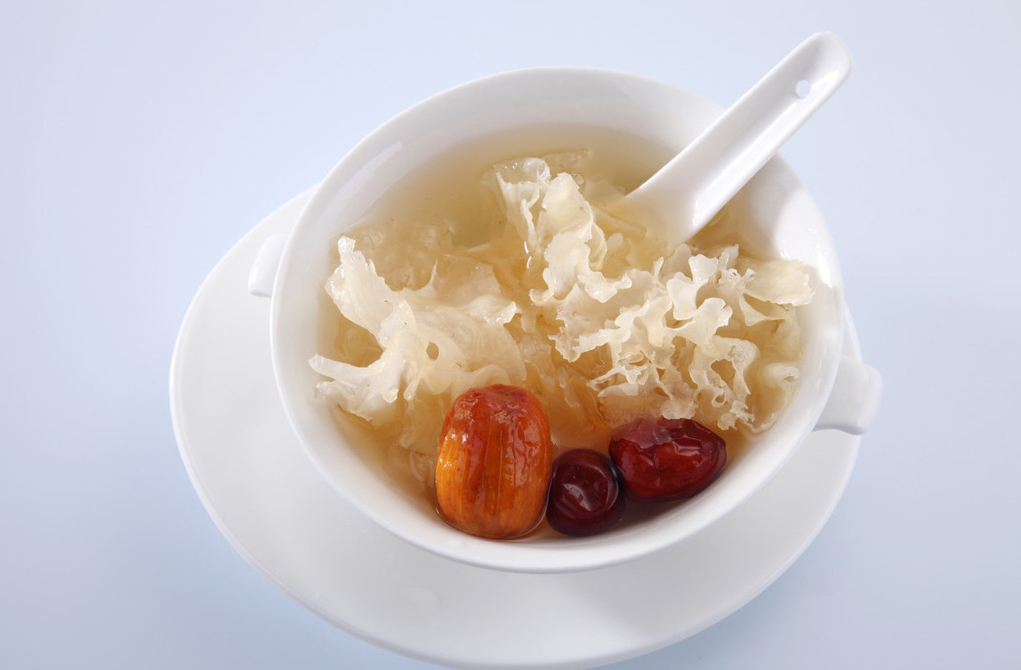 肺经者色白,因此白色食物有润肺的作用,故银耳茶也具有润肺止咳的效果